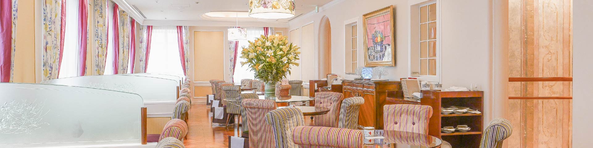 2F ロイヤルクリスタルカフェ